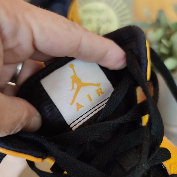 Nike πAir Jordan 1 Mid Sneakers University Gold 554725-700 Leather Sz 4.5 Youth - Picture 8 of 13